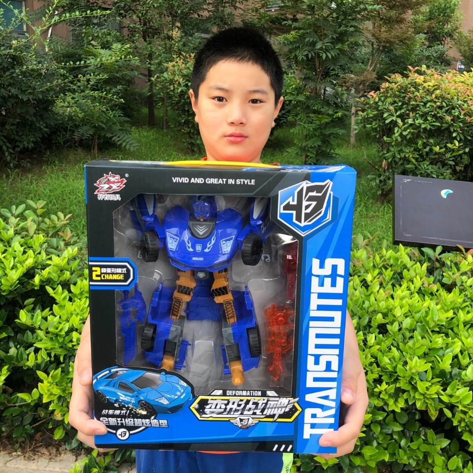 Hand-held gift boxes, transforming robots, children's transforming cars, toys, transforming car people, gifts and promotional items for various institutions, toys Item Picture
