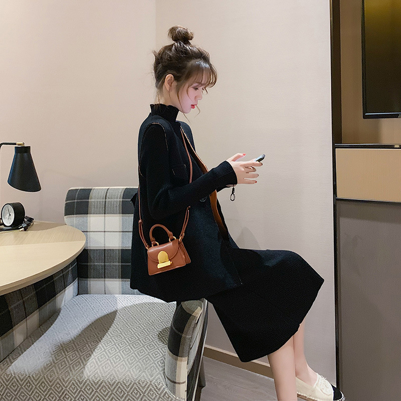 For petite people in winter, a two-piece woolen vest set that makes them look taller in autumn is a trendy and stylish little Chanel style outfit Application Scenario