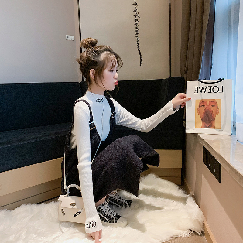 A two-piece set of stylish and chic knitted halter dress with a Korean style, a popular early autumn sweater for women, is versatile and fashionable Application Scenario