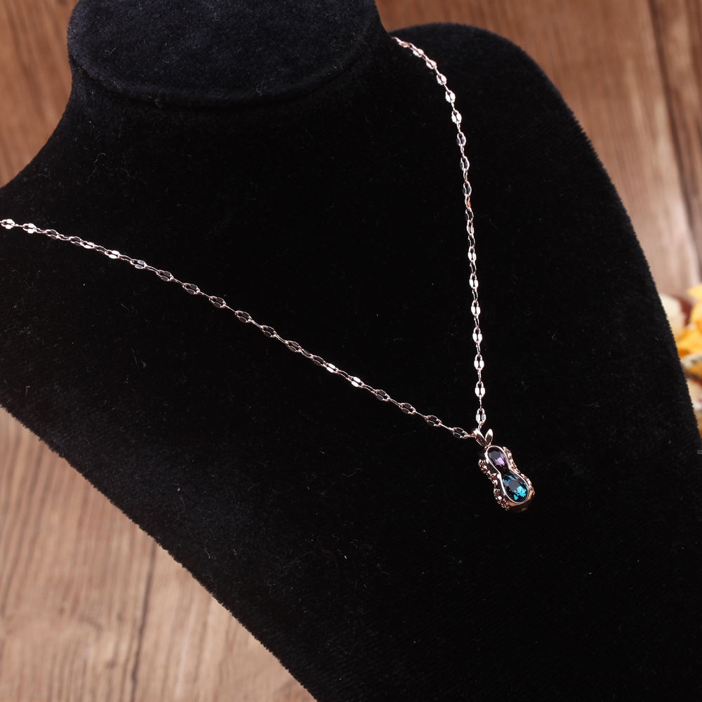 The 10-yuan store's popular jewelry necklace features a garnet goldfish collarbone chain plated with 18k gold and rose gold Application Scenario