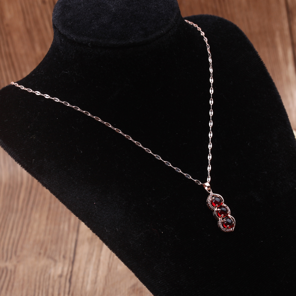The 10-yuan store's popular jewelry necklace features a garnet goldfish collarbone chain plated with 18k gold and rose gold details Picture