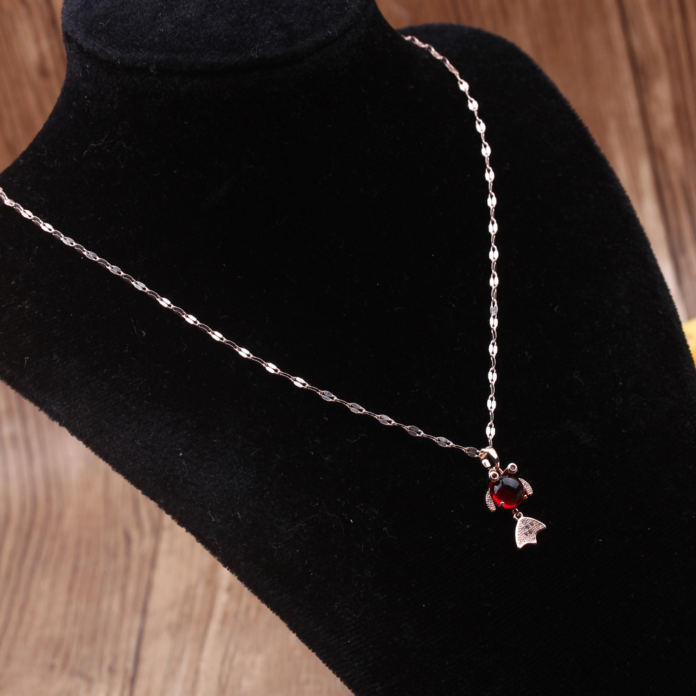 The 10-yuan store's popular jewelry necklace features a garnet goldfish collarbone chain plated with 18k gold and rose gold