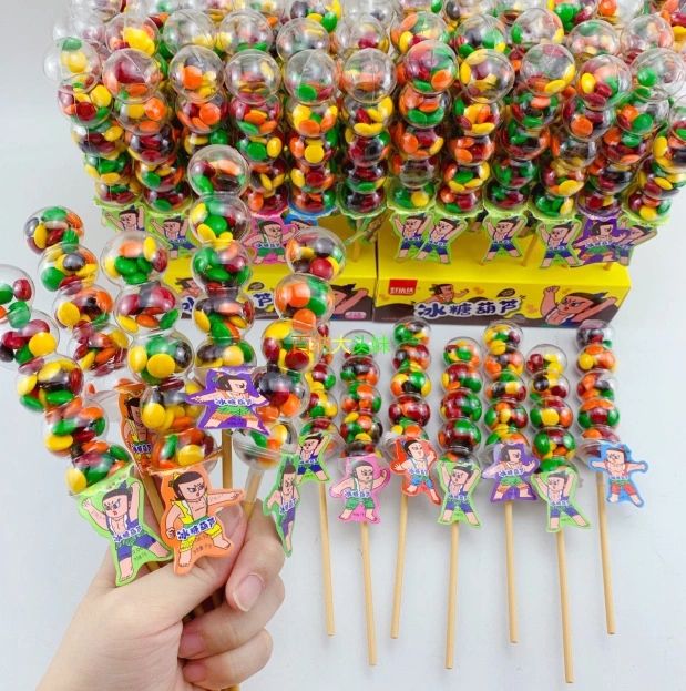 Hao Yida's sugar-coated haws, sugar-coated haws, chocolate candies, chocolate beans, candies and snacks are selling well at the street stall full figure
