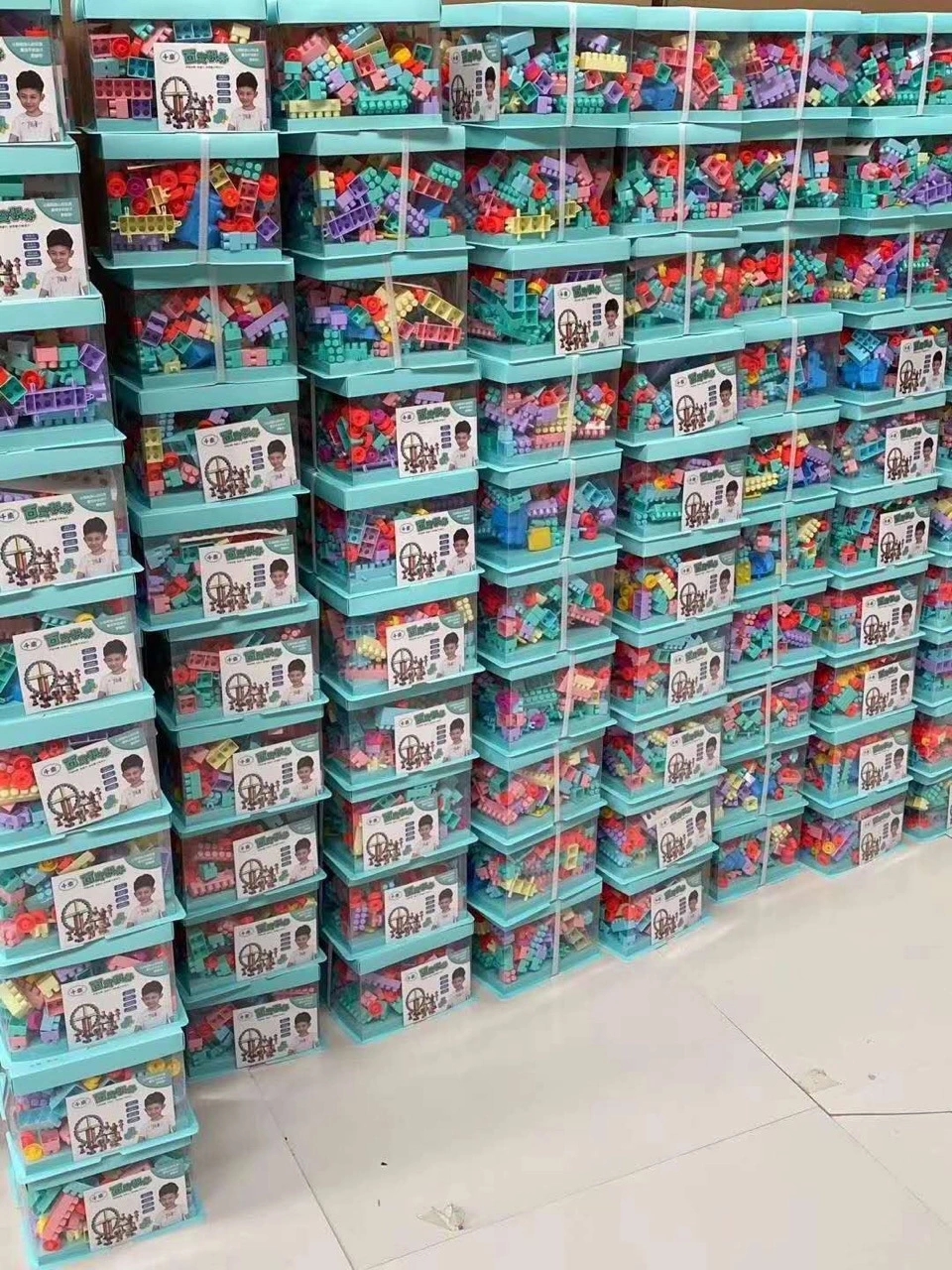 The cake gift box set of building blocks for children's intelligence and brain-stimulating early education is selling well at the street stall full figure