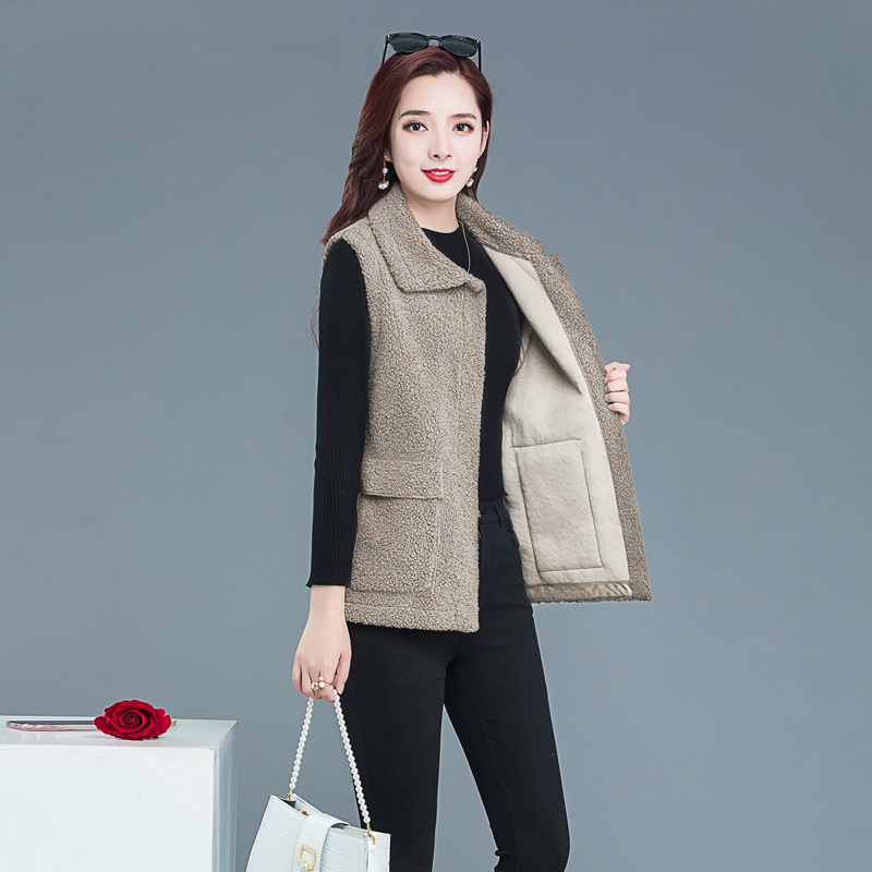 Mother's autumn mid-length lapel vest, women's clothing for middle-aged people in their forties and fifties, autumn and winter granular fleece warm vest details Picture