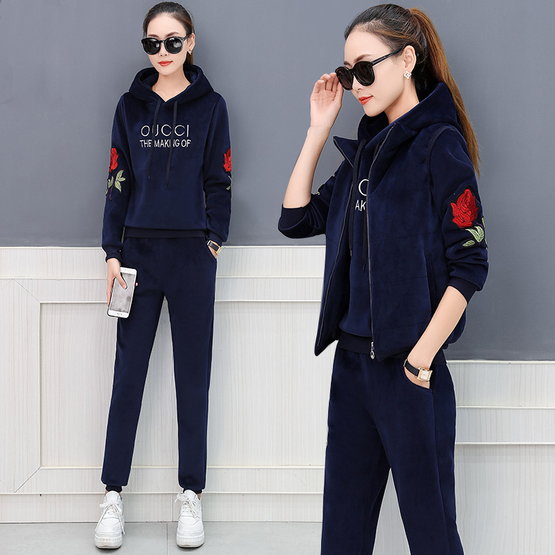 The new golden velvet thickened sportswear set for women's autumn and winter fashion, casual and slimming hoodie three-piece set is trendy Application Scenario