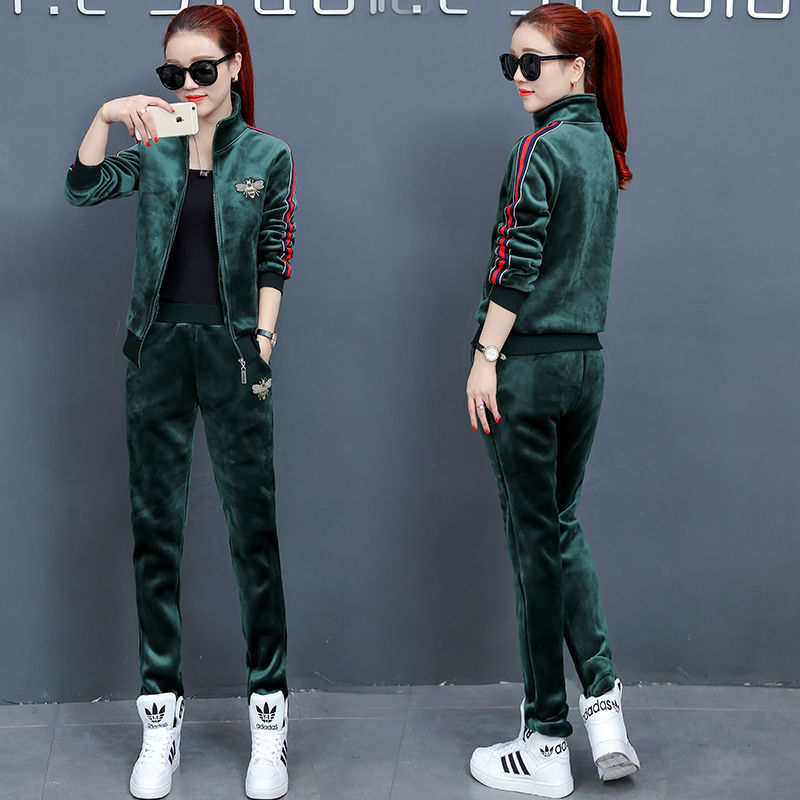 The new autumn and winter style of warm, fleece and thickened, fashionable and casual Korean-style sportswear set, stylish women's two-piece set, is trendy Application Scenario