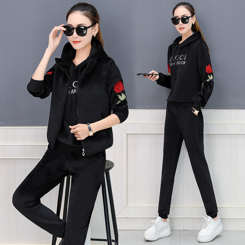 The new golden velvet thickened sportswear set for women's autumn and winter fashion, casual and slimming hoodie three-piece set is trendy details Picture