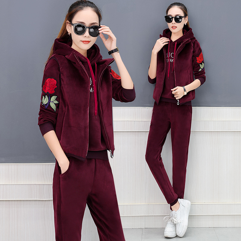 The new golden velvet thickened sportswear set for women's autumn and winter fashion, casual and slimming hoodie three-piece set is trendy