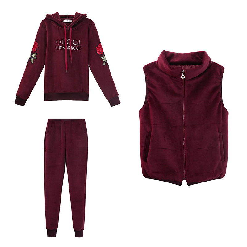 The new golden velvet thickened sportswear set for women's autumn and winter fashion, casual and slimming hoodie three-piece set is trendy Item Picture