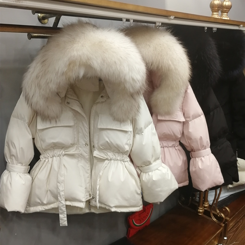 The new Dongdaemun casual short hooded princess with a large fur collar and flared sleeves fitted hooded thick down jacket