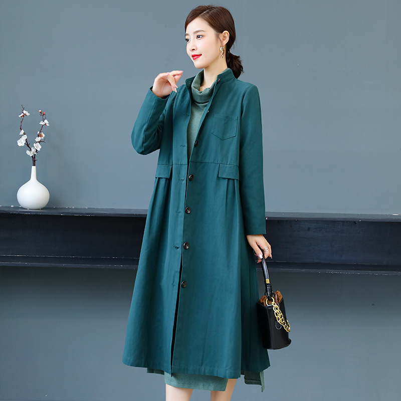 The new autumn 2020 trench coat for women is elegant and stylish. It's a middle-aged mother's overcoat and a long, short coat Specification image