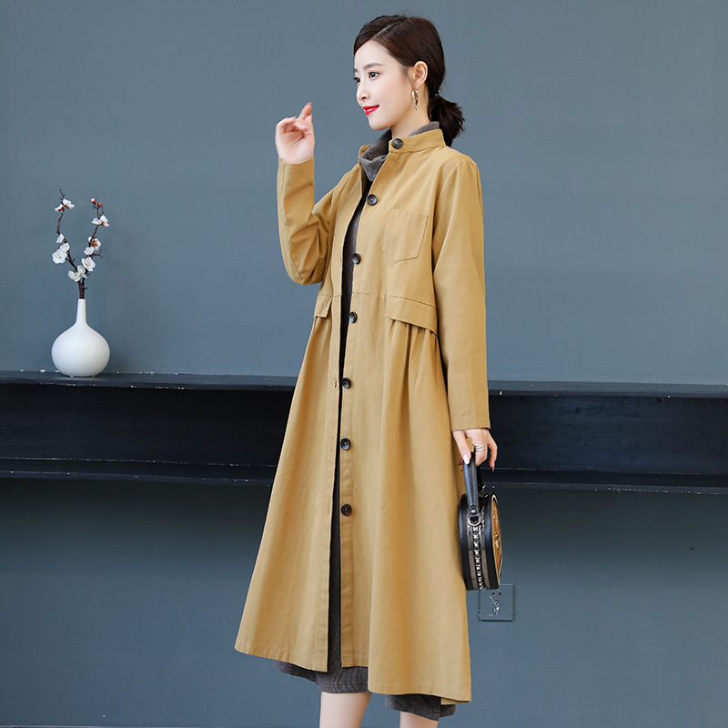 The new autumn 2020 trench coat for women is elegant and stylish. It's a middle-aged mother's overcoat and a long, short coat details Picture