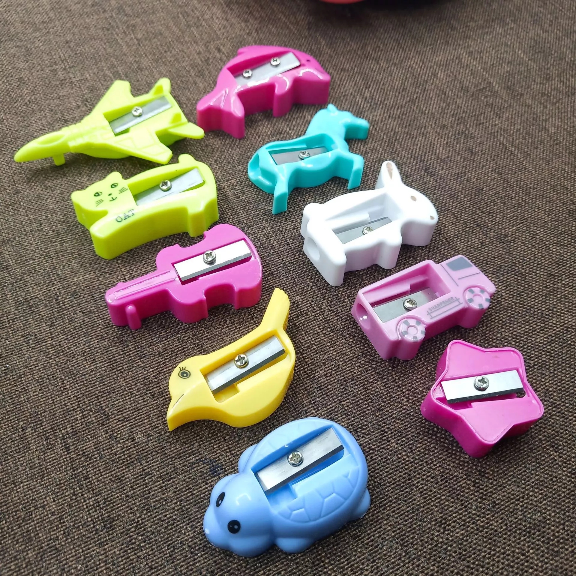 Kaai cartoon-shaped small pencil sharpener, pencil sharpener, creative learning stationery, pencil sharpener, pencil sharpener manufacturer full figure