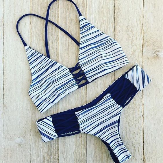 The swimsuit is blue, crossed and striped, printed bikini bikini