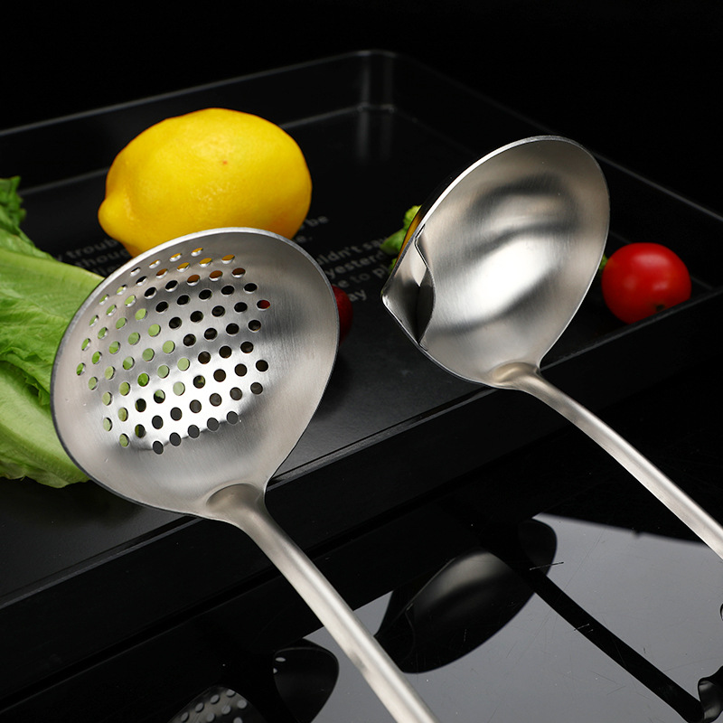 304 stainless steel oil separator, oil separator, strainer, hanging handle, popular oil filter, hot pot strainer, household soup spoon Application Scenario
