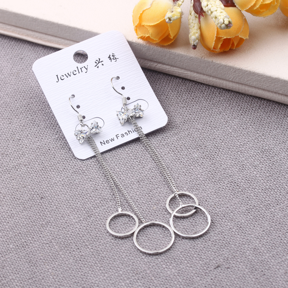 10-yuan store accessories, earrings, ear buckles, ear studs, high-end and fashionable, beach, Japanese and Korean, aloof gatherings, paired with long tassels Application Scenario