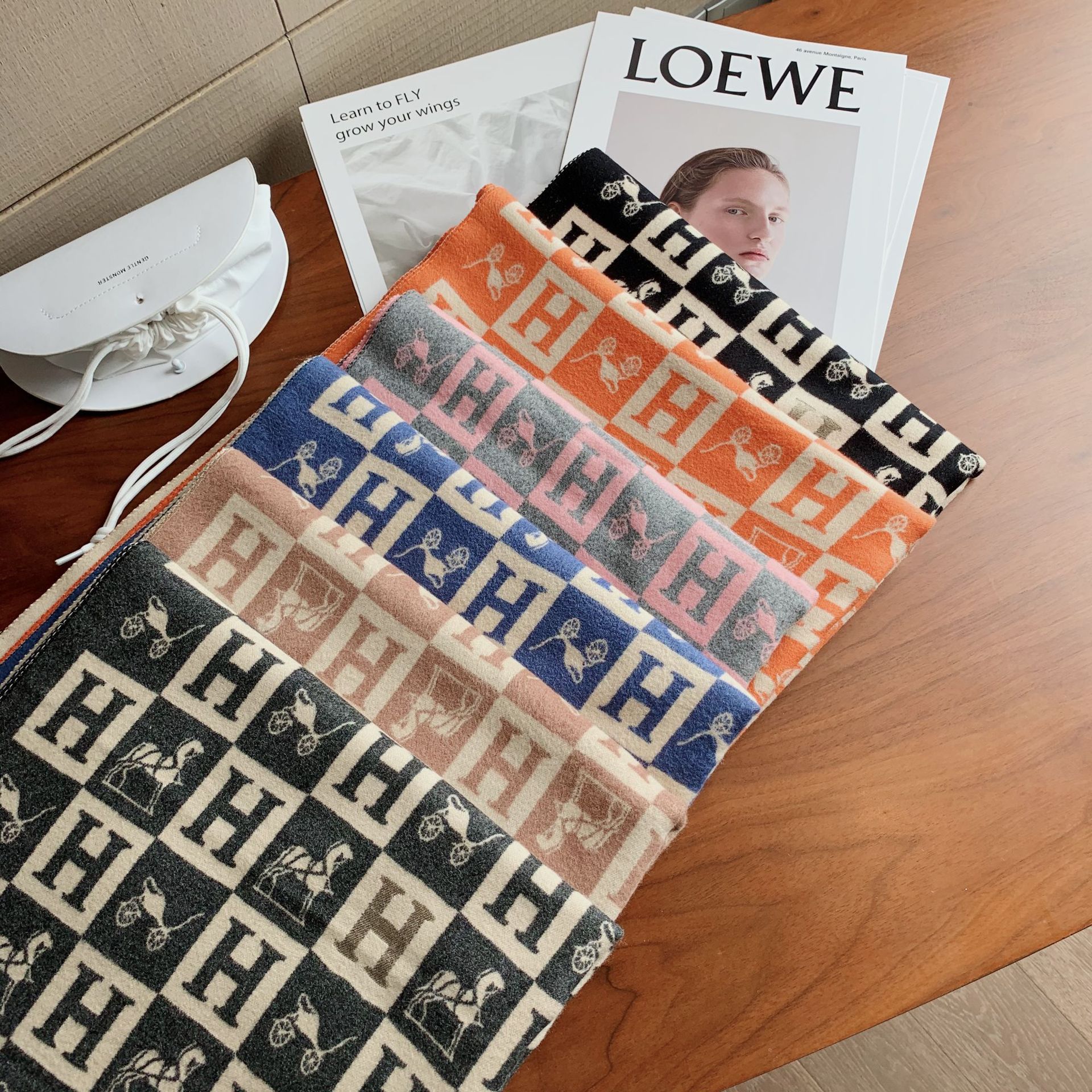 H字母秋冬新款气质披肩女欧美围巾加厚马车批发代仿羊绒围脖保暖