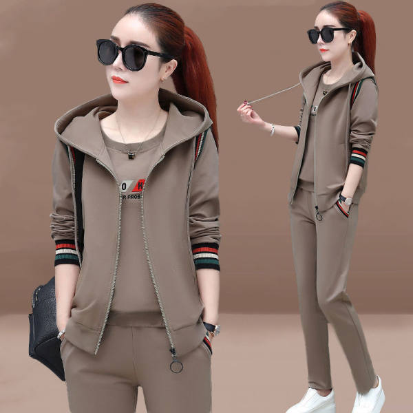 The new Spring and Autumn women's clothing autumn collection is a trendy and stylish casual sportswear set and a three-piece sweatshirt