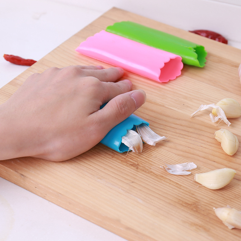 Manual garlic peeler, garlic peeler, garlic peeler, household kitchen garlic peeler that doesn't hurt hands, tool for peeling garlic bulbs Application Scenario