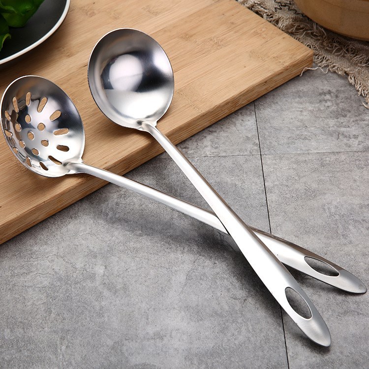 Stainless steel non-magnetic soup shell strainer, bare body, long handle, kitchen household porridge spoon, hot pot buffet, restaurant, online merchant gift Application Scenario