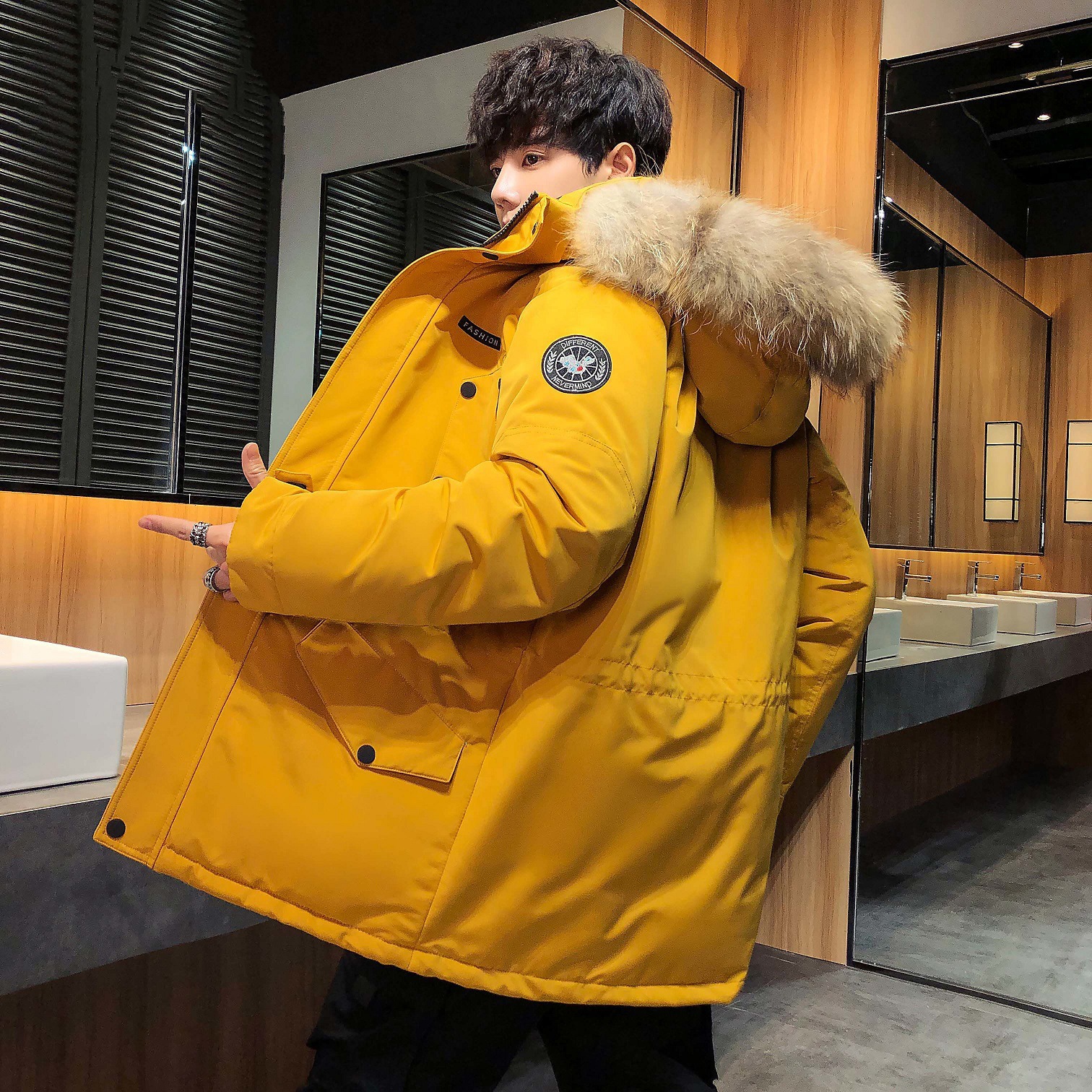 The big goose down jacket is a trendy mid-length men's jacket with duck down for warmth and a hooded top. It's a casual and stylish men's coat