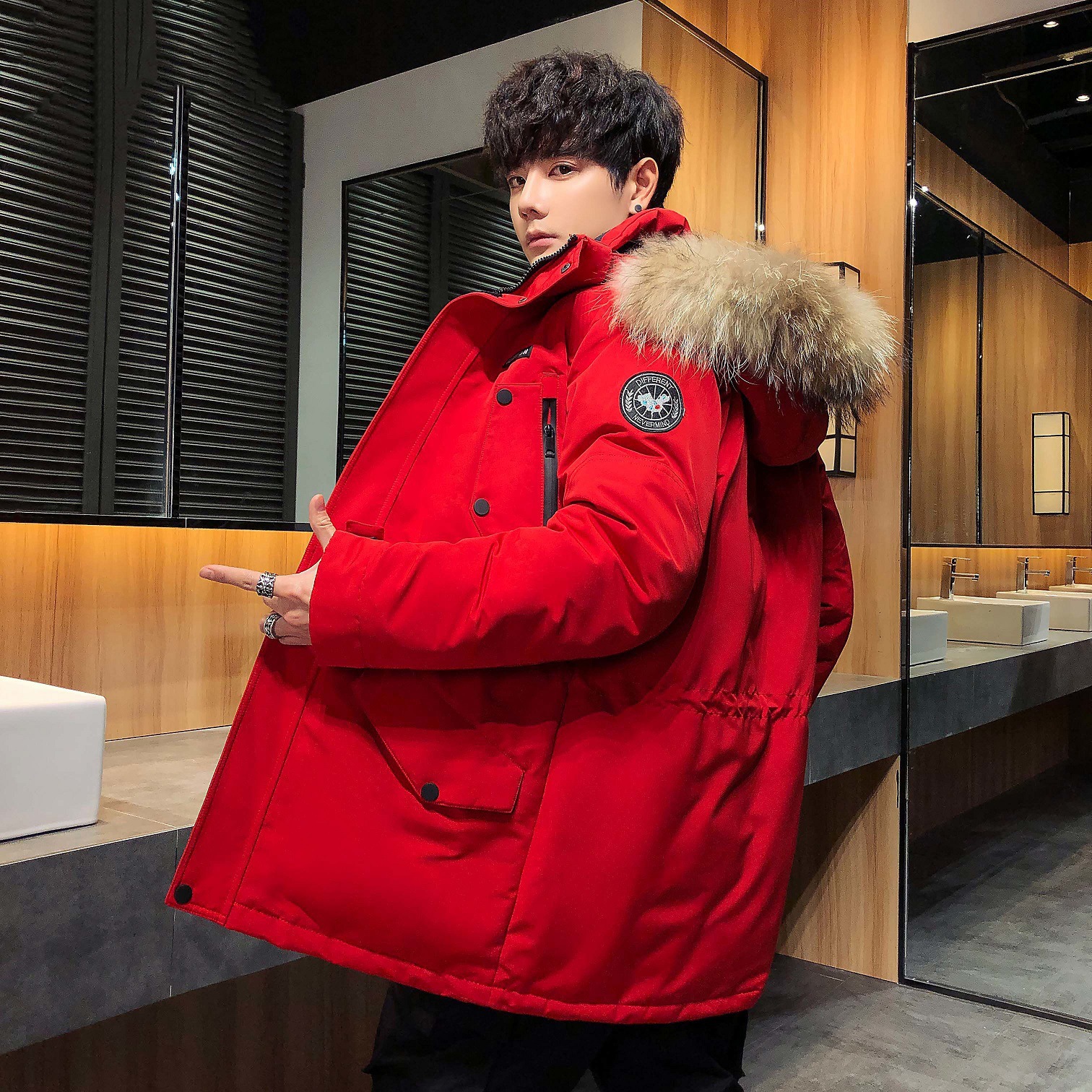 The big goose down jacket is a trendy mid-length men's jacket with duck down for warmth and a hooded top. It's a casual and stylish men's coat Application Scenario