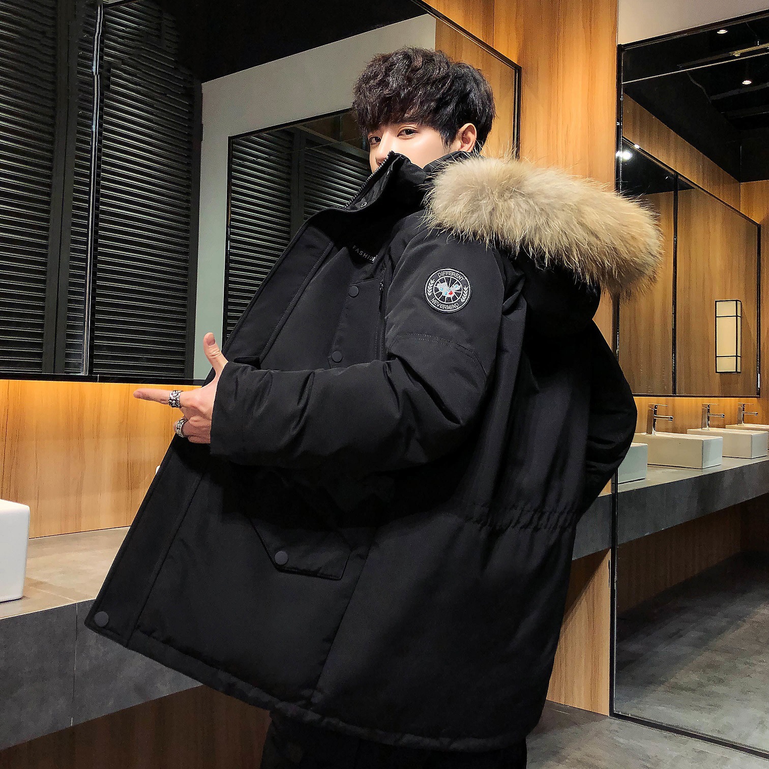 The big goose down jacket is a trendy mid-length men's jacket with duck down for warmth and a hooded top. It's a casual and stylish men's coat details Picture