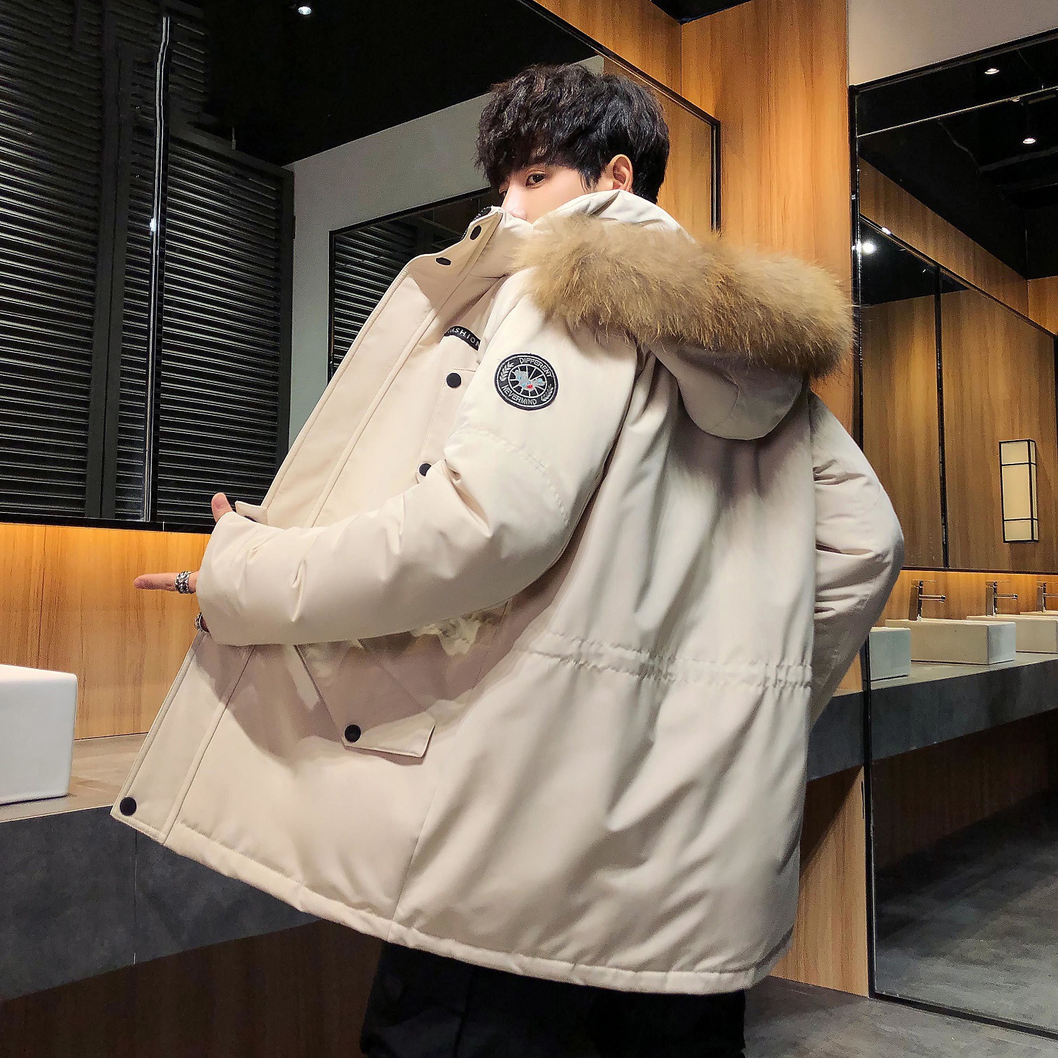 The big goose down jacket is a trendy mid-length men's jacket with duck down for warmth and a hooded top. It's a casual and stylish men's coat Specification image