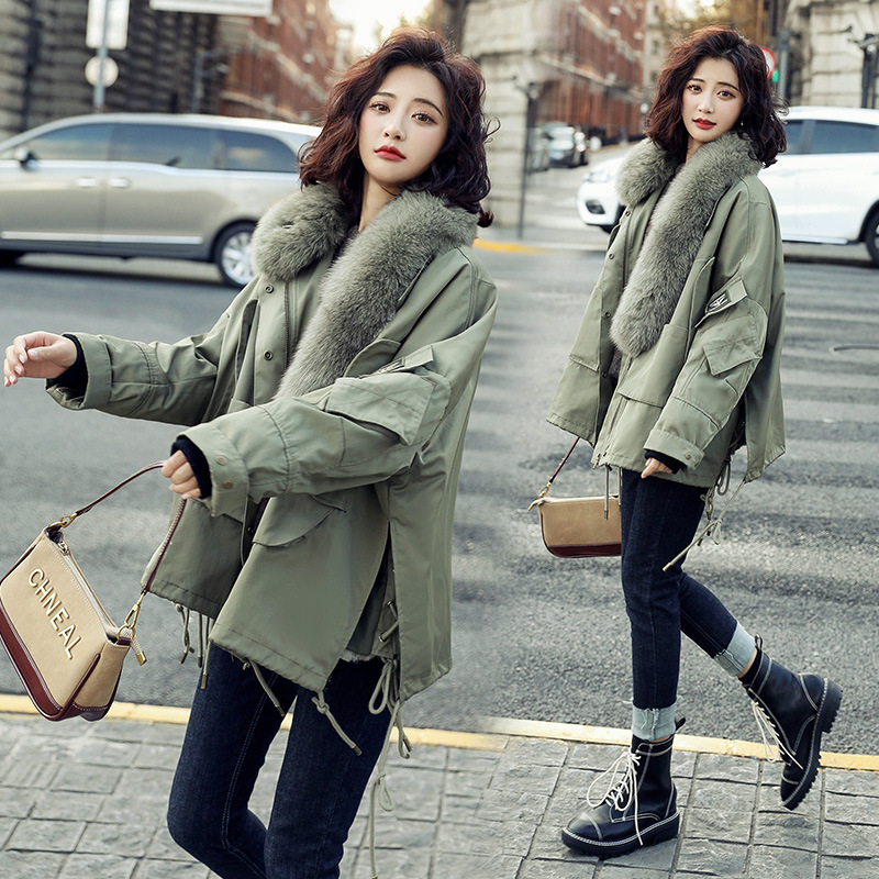 A loose 2020 new winter coat for women in Korean style, with fleece and thickening, a short and eye-catching cotton-padded jacket