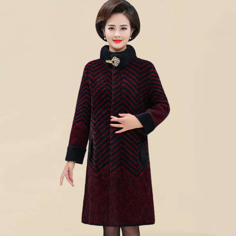 For middle-aged and elderly women, this is a mink fur coat for mothers in autumn and winter. For those aged 40 to 50, this mid-length coat is stylish and loose Application Scenario