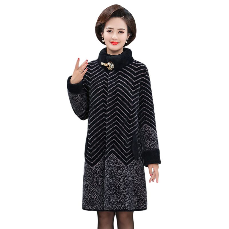 For middle-aged and elderly women, this is a mink fur coat for mothers in autumn and winter. For those aged 40 to 50, this mid-length coat is stylish and loose Item Picture