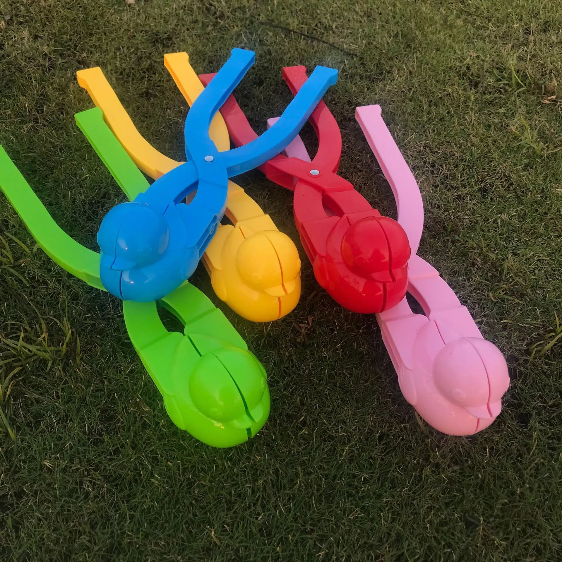 New children's outdoor snow toy, plastic thickened cartoon duck snowball pick, snow collector, baby sand play tool details Picture