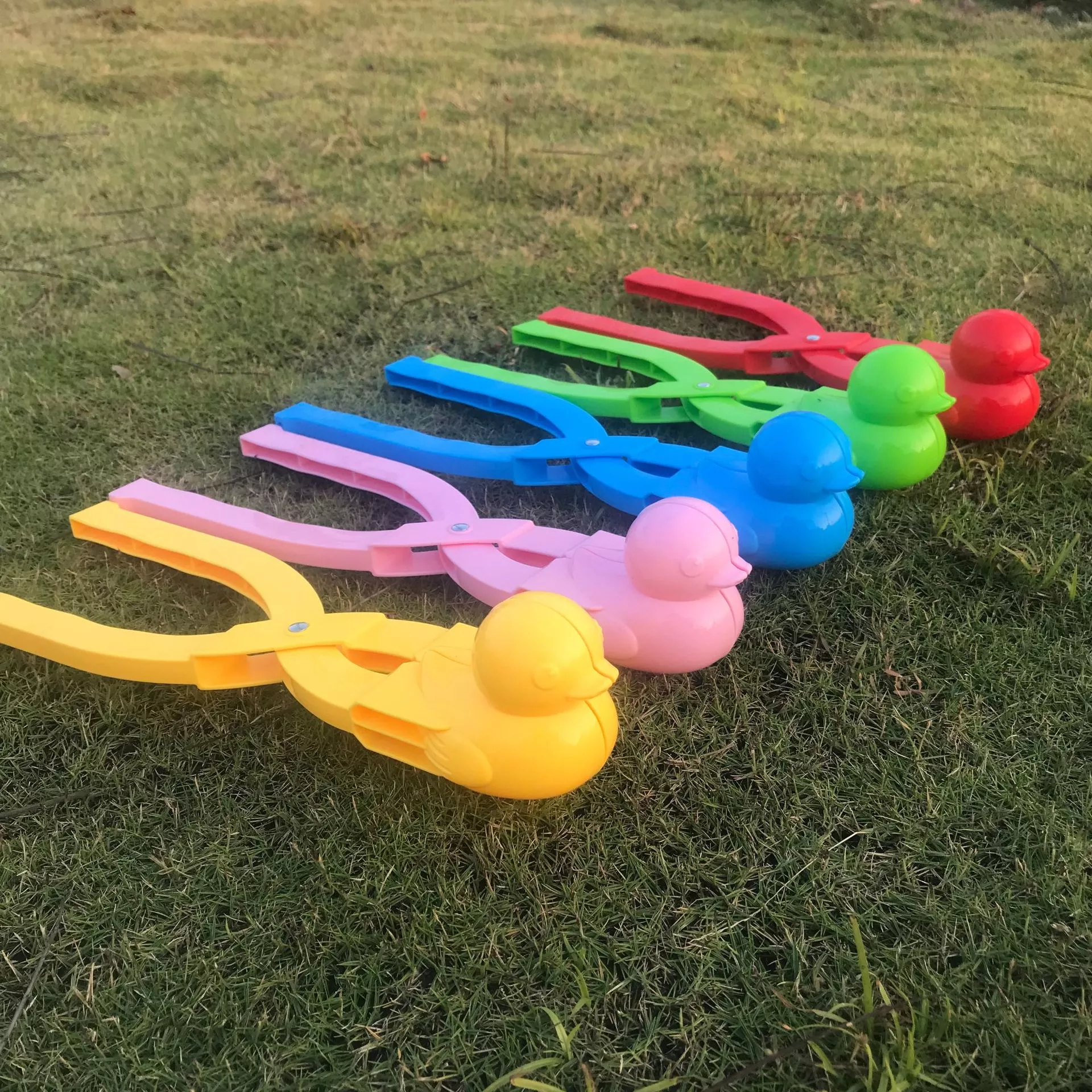 New children's outdoor snow toy, plastic thickened cartoon duck snowball pick, snow collector, baby sand play tool full figure