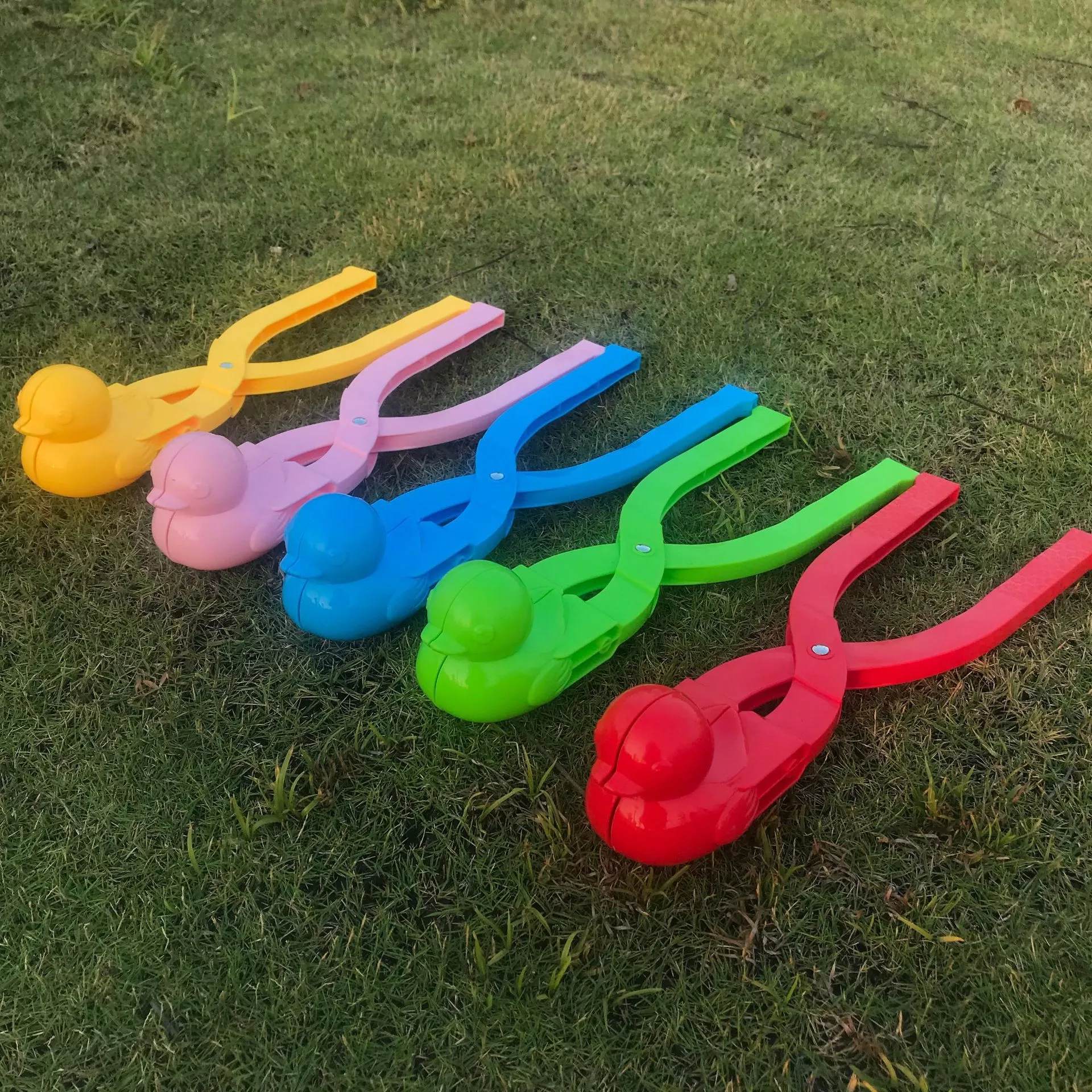 New children's outdoor snow toy, plastic thickened cartoon duck snowball pick, snow collector, baby sand play tool Specification drawing