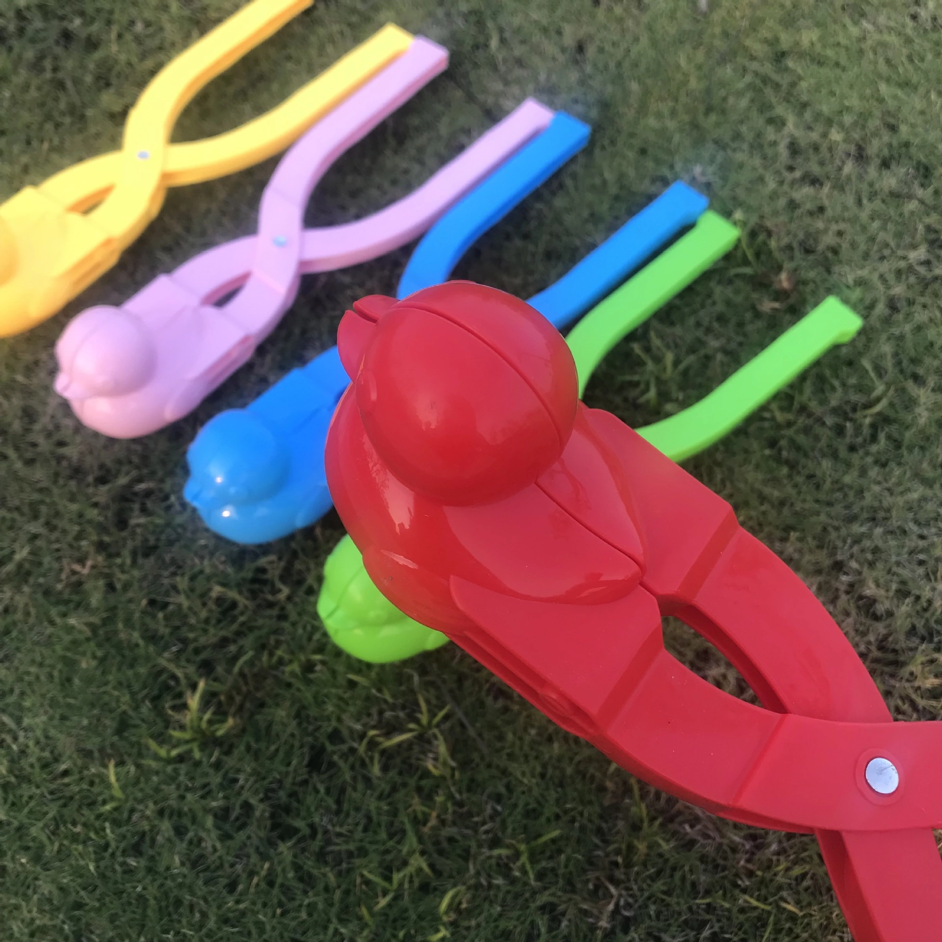 New children's outdoor snow toy, plastic thickened cartoon duck snowball pick, snow collector, baby sand play tool Application Scenario