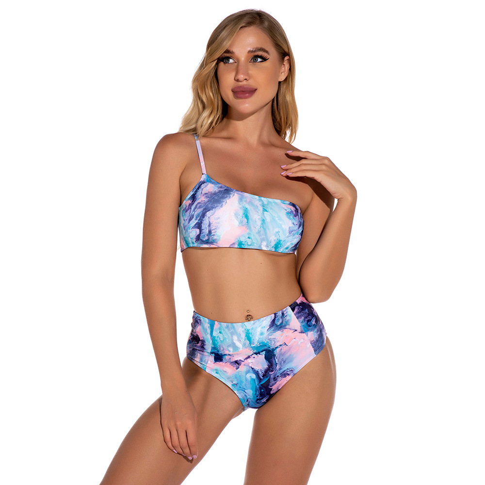 The new women's swimming suit in 2020 is a one-shoulder three-part bikini