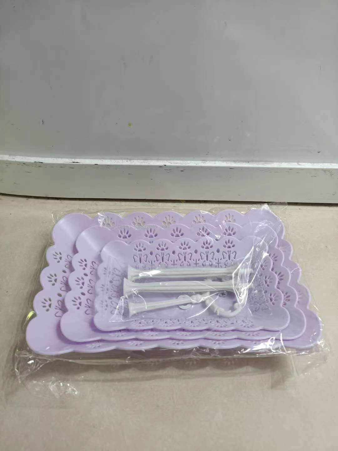 The plastic three-layer fruit and snack plates can be stacked Specification image