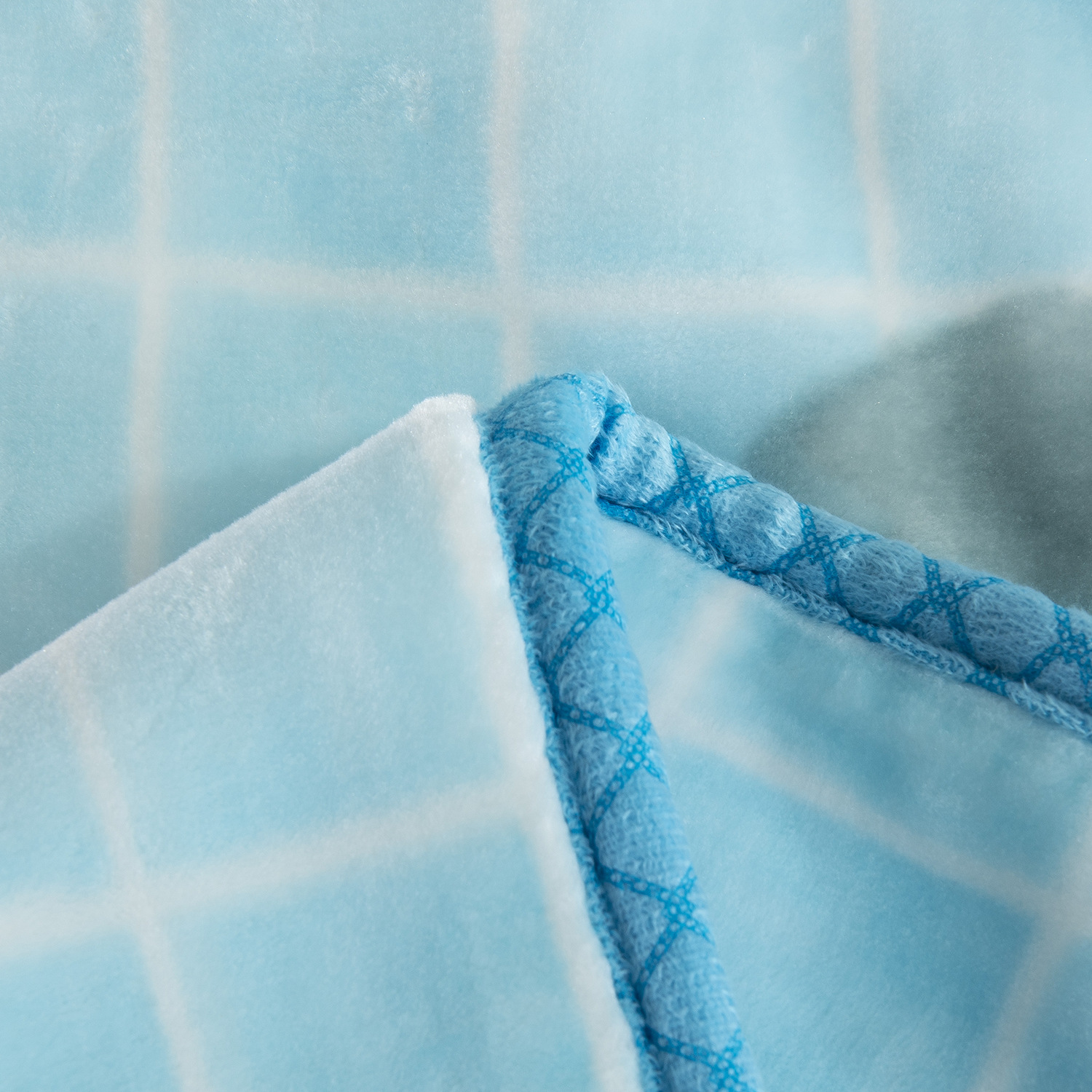 Factory direct sales of double-layer thickened embossed Raschel children's blankets, air-conditioned room cloud blankets, cartoon lazy blankets, baby cover blankets Application Scenario