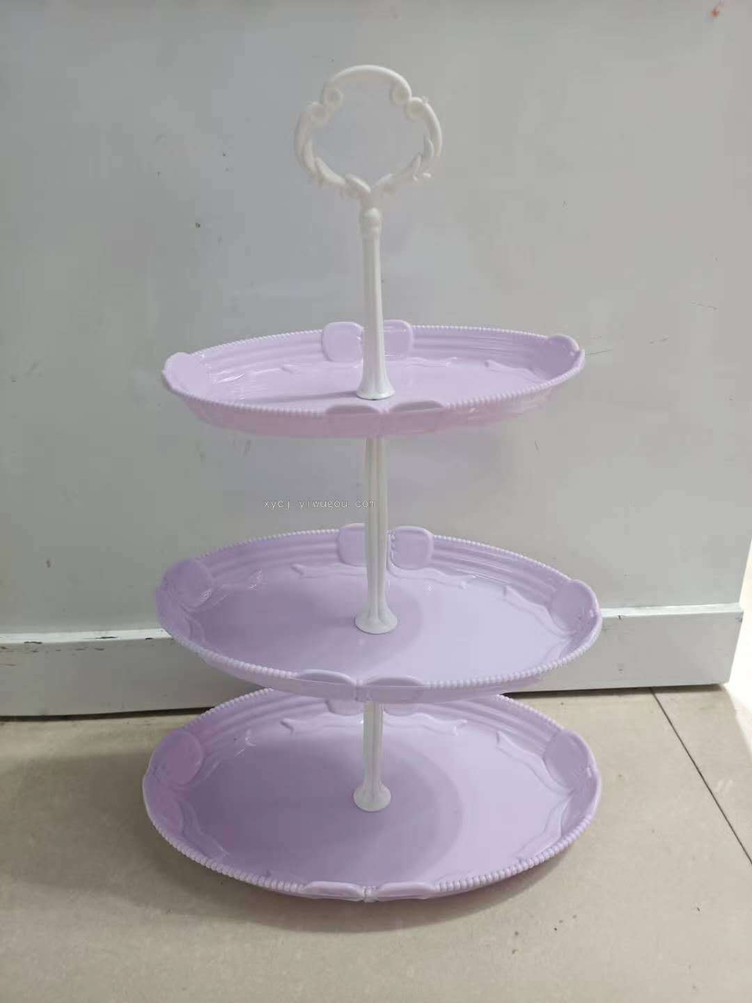 The plastic three-layer fruit and snack plates can be stacked