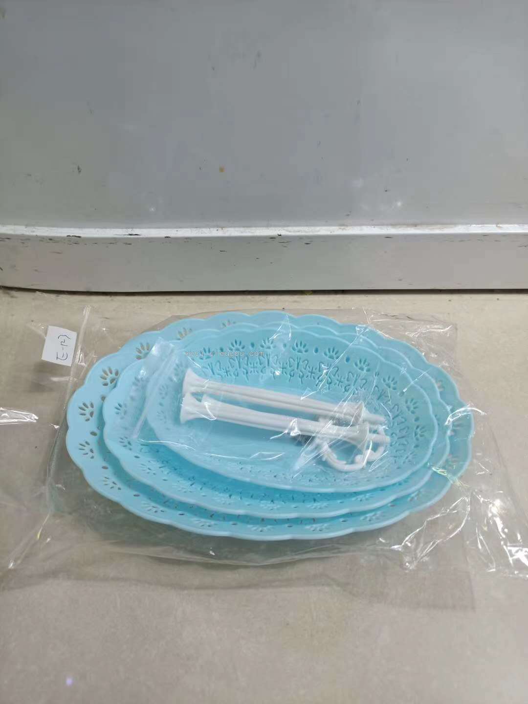 The plastic three-layer fruit and snack plates can be stacked Application Scenario