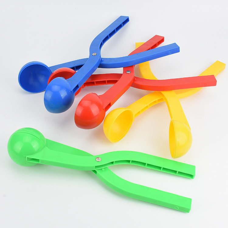 Winter outdoor snow play snowball toys, outdoor snowball fights, duck snowball toys, snow play tools, snow toys full figure