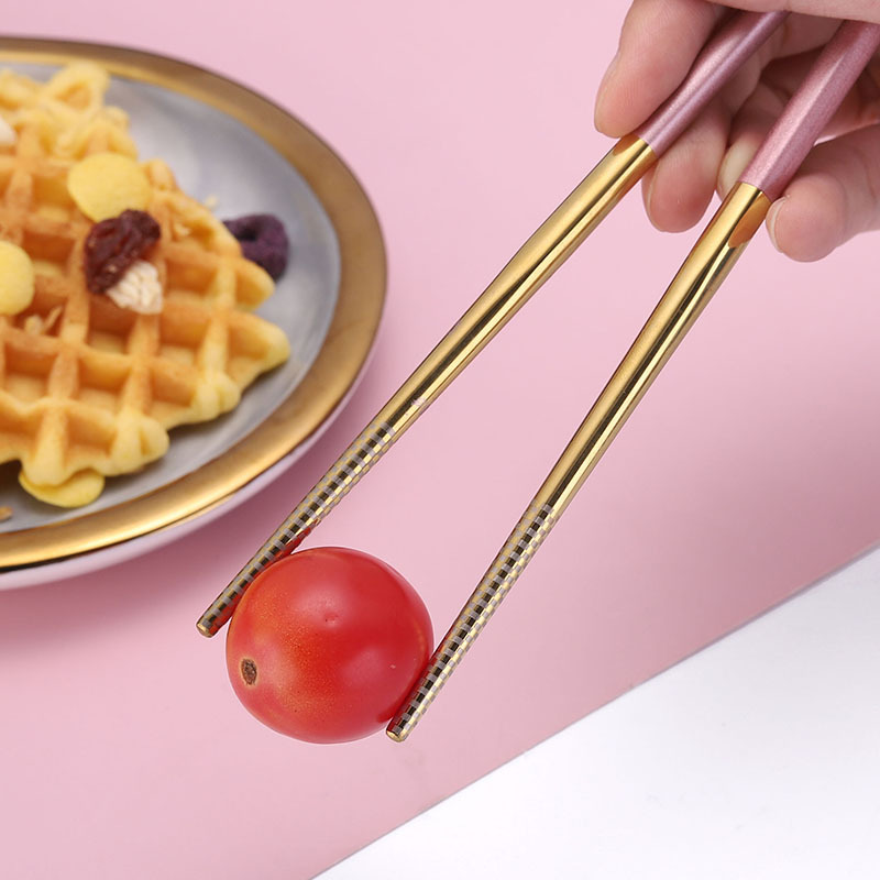 304 stainless steel tableware, spoons, forks, chopsticks, cartoon for girls, student outdoor spoons and chopsticks, portable tableware set of 3 pieces, convenient to store, not easy to deform, easy to clean, no mold, built-in silent snap-on tableware Application Scenario