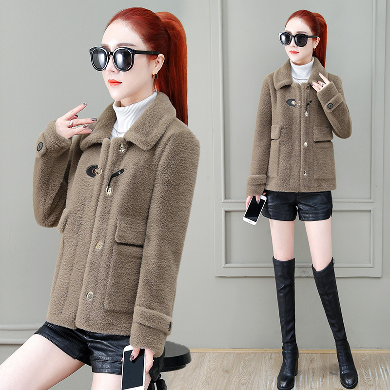 A short tweed coat for women, 2020 winter new style, fashionable and trendy for petite people, imitation mink woolen overcoat details Picture