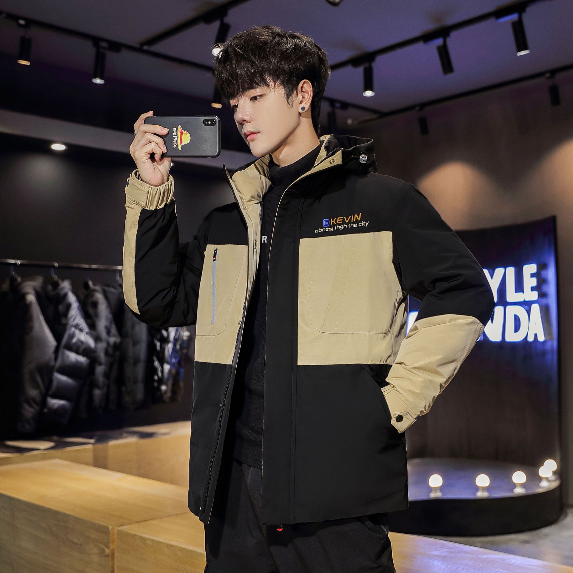 The new men's down jacket is a short workwear with white duck down for outdoor use. It is fashionable, slimming, light and warm. It is a trendy men's jacket Application Scenario