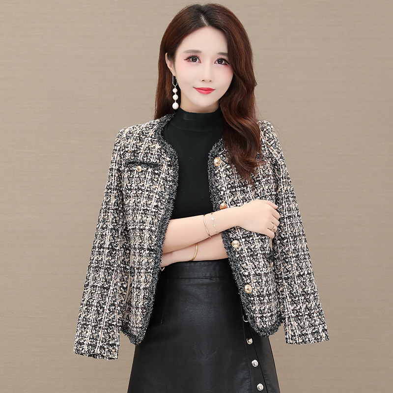 The thousand-bird checkered coat is a versatile and popular autumn outfit for women. It's a new Korean-style fashionable and elegant short top for petite women in 2020 Application Scenario