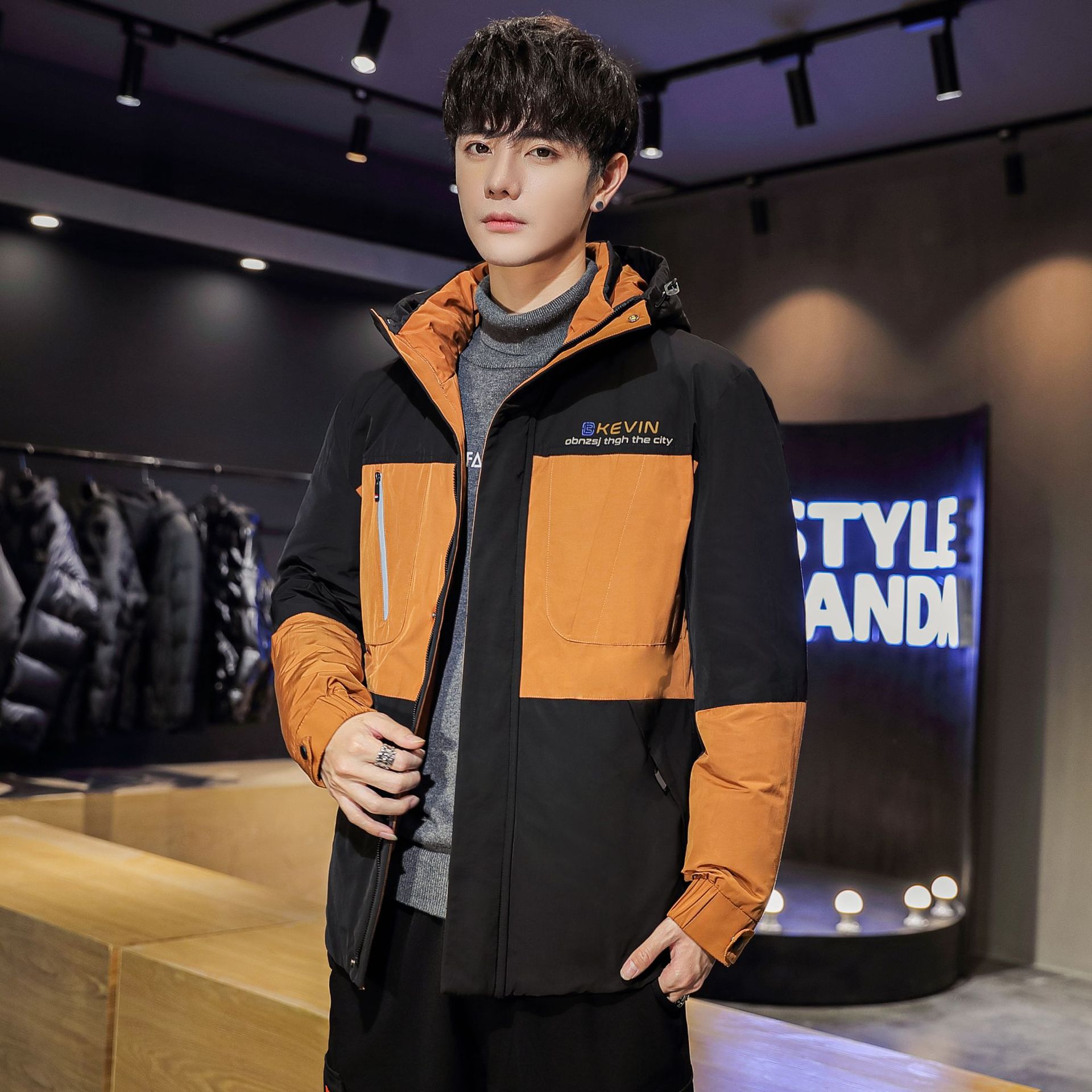 The new men's down jacket is a short workwear with white duck down for outdoor use. It is fashionable, slimming, light and warm. It is a trendy men's jacket details Picture