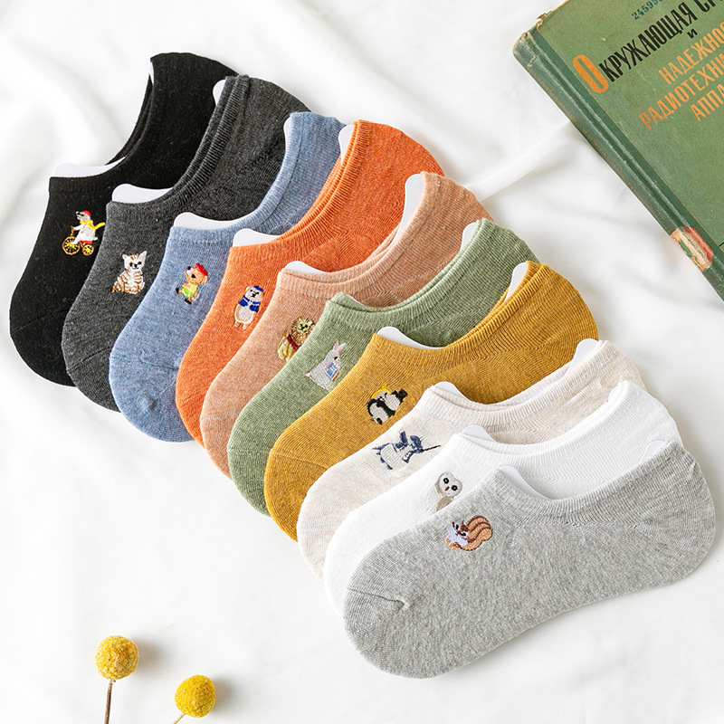 New Japanese-style embroidered cartoon invisible socks for women with a retro style, spring and summer silicone anti-slip cotton embroidered boat socks