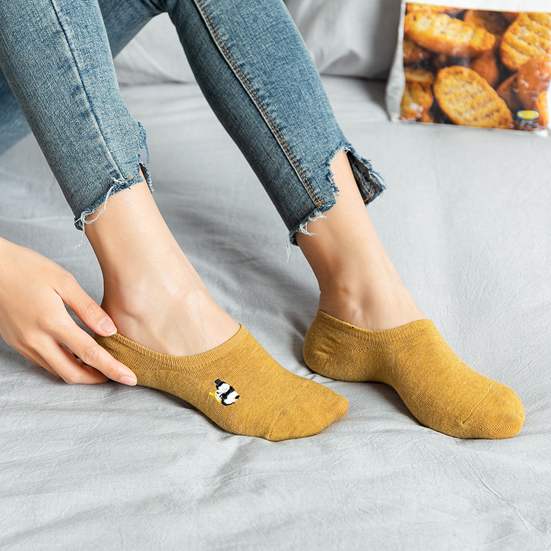New Japanese-style embroidered cartoon invisible socks for women with a retro style, spring and summer silicone anti-slip cotton embroidered boat socks Application Scenario