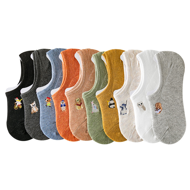 New Japanese-style embroidered cartoon invisible socks for women with a retro style, spring and summer silicone anti-slip cotton embroidered boat socks Item Picture